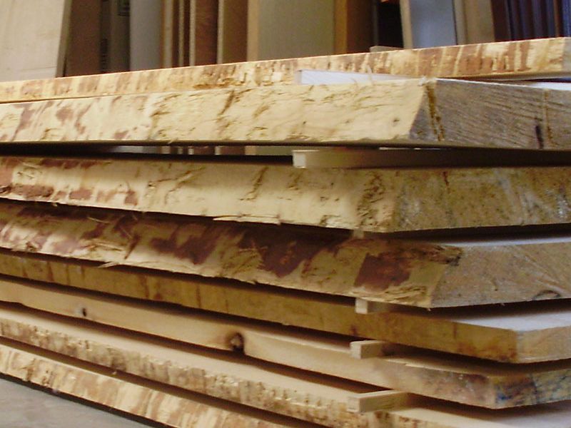 Fertigung einer Hauseingangstür in der Werkstatt