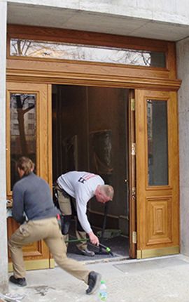 Montierte Hauseingangstür im Altbau