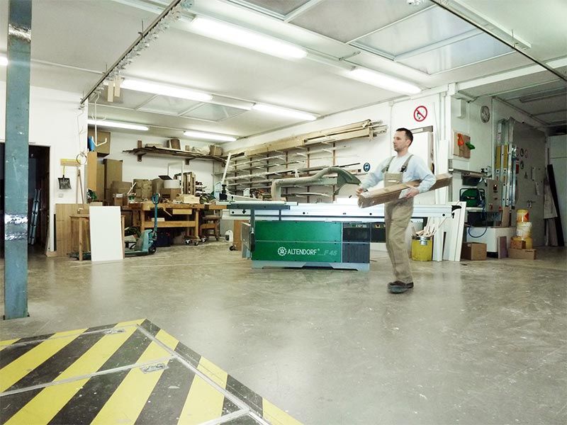Auszubildende bei der praktischen Arbeit