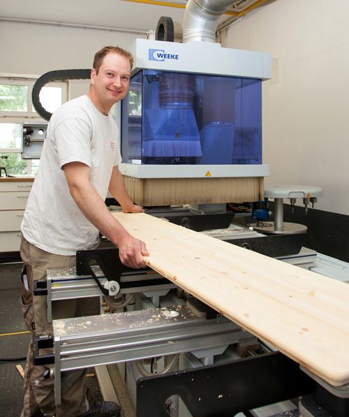 CNC-Holzbearbeitungszentrum bei der Arbeit