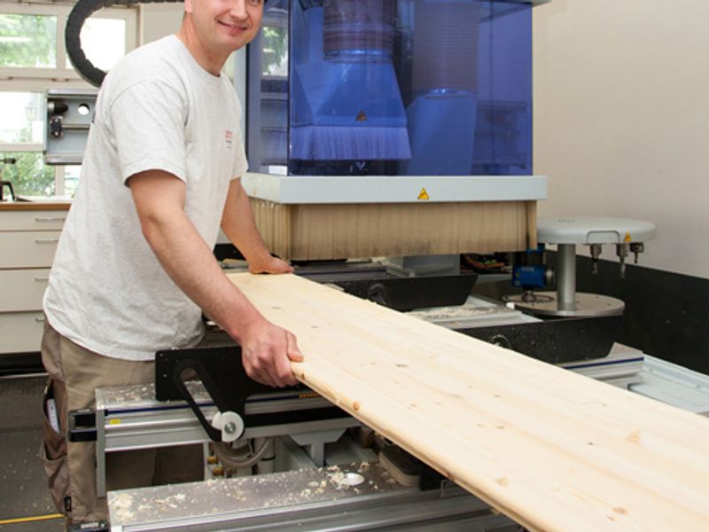CNC-Holzbearbeitungszentrum bei der Arbeit