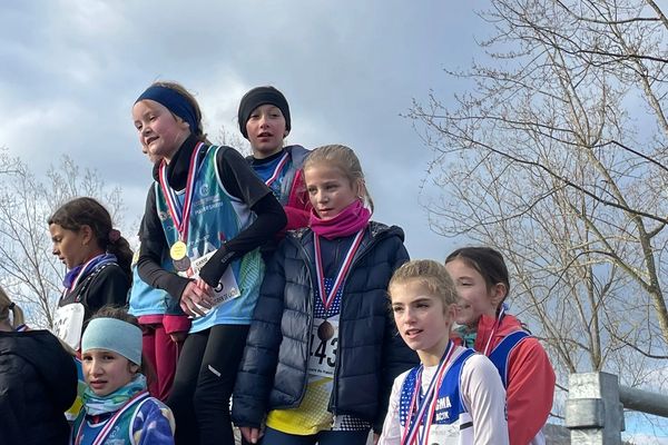 Le podium par équipe des poussines