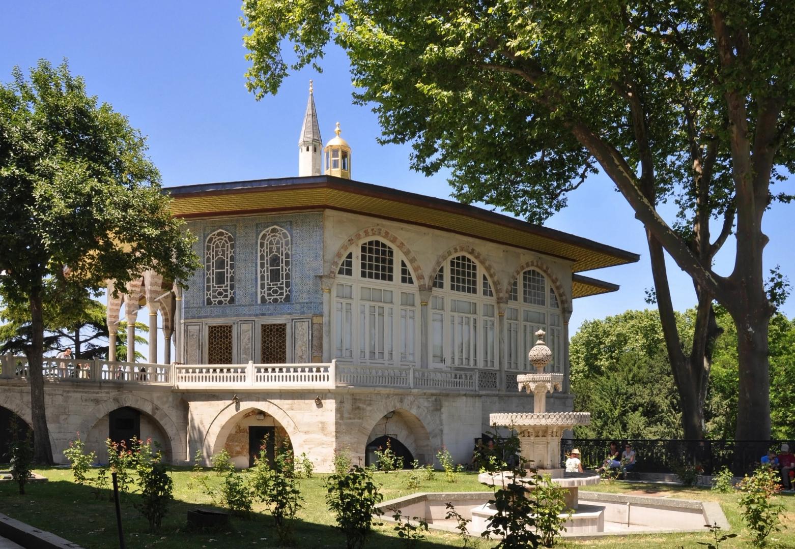 The Baghdad Kiosk's tiled facade and gilded dome at Topkapı Palace