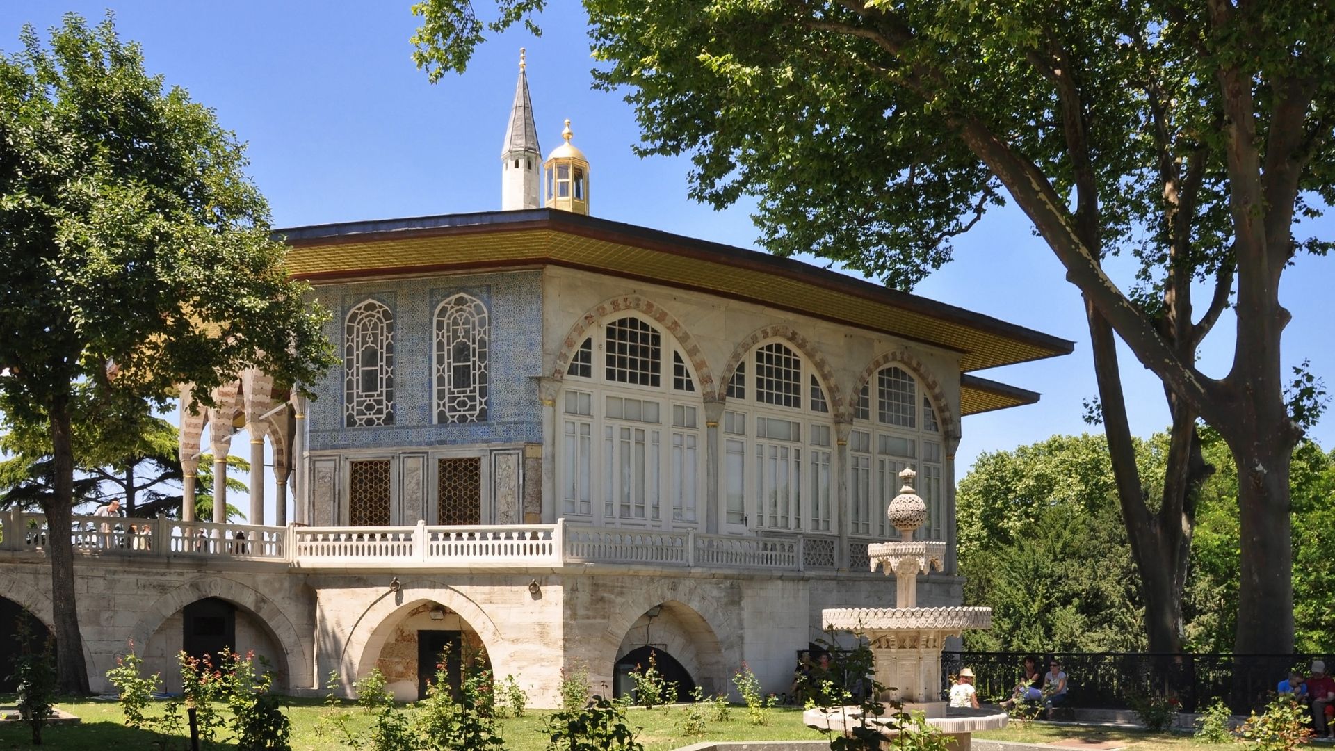 The Baghdad Kiosk's tiled facade and gilded dome at Topkapı Palace