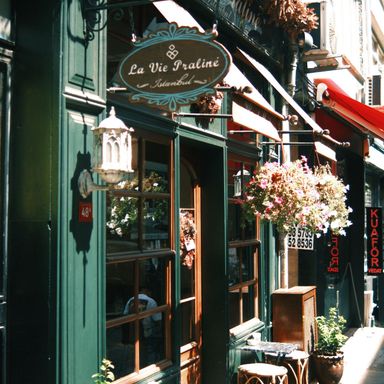 A boutique café storefront in Nişantaşı, Istanbul
