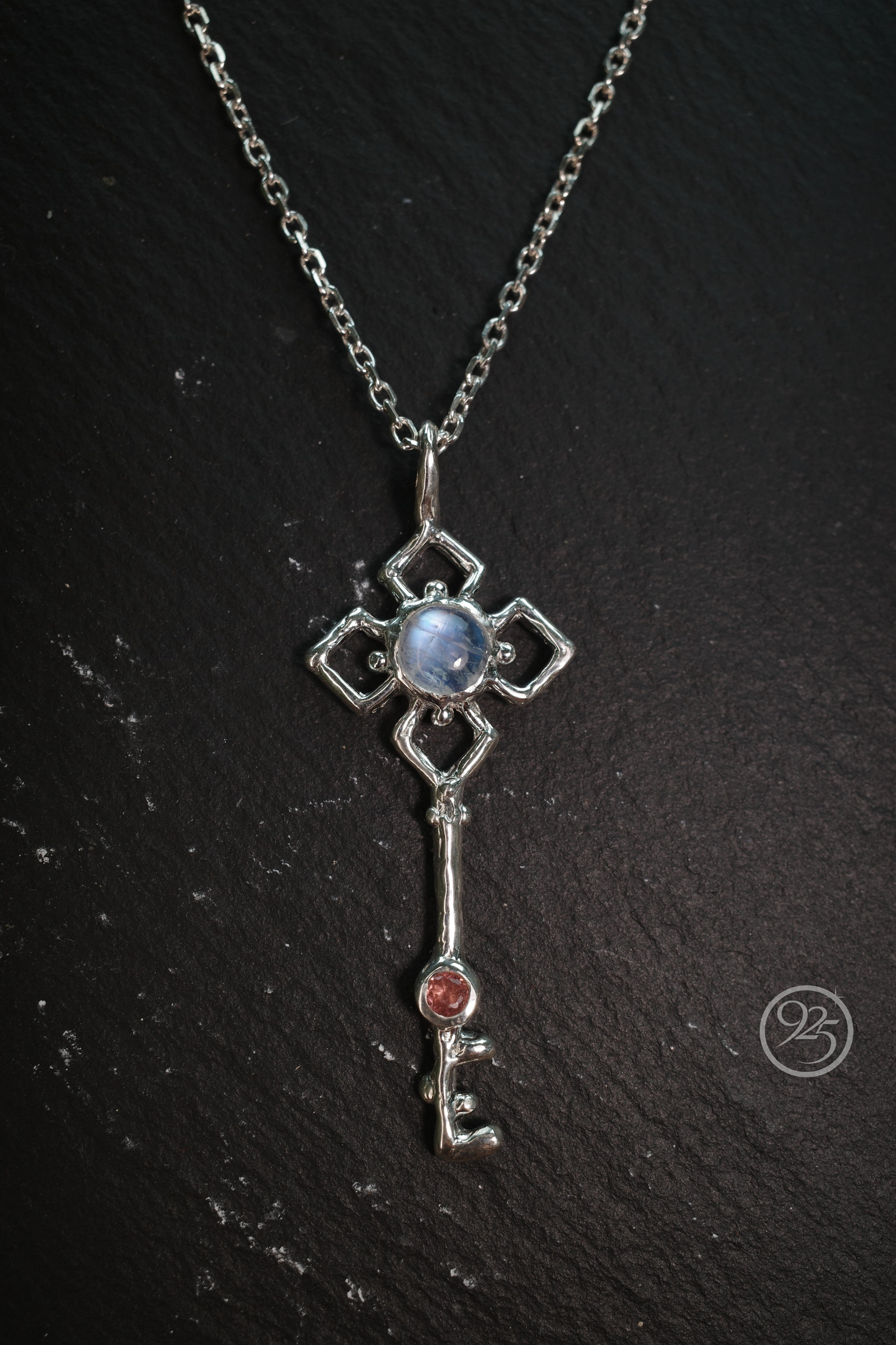 Mặt dây chuyền chìa khóa Moonstone và Tourmaline