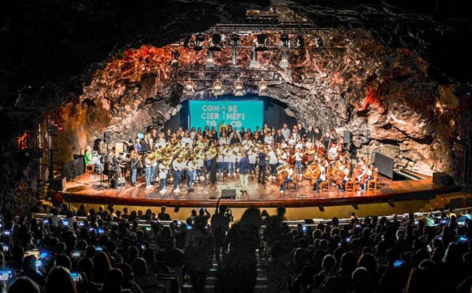 Jameos del Agua acoge el concierto solidario de Barrios Orquestados