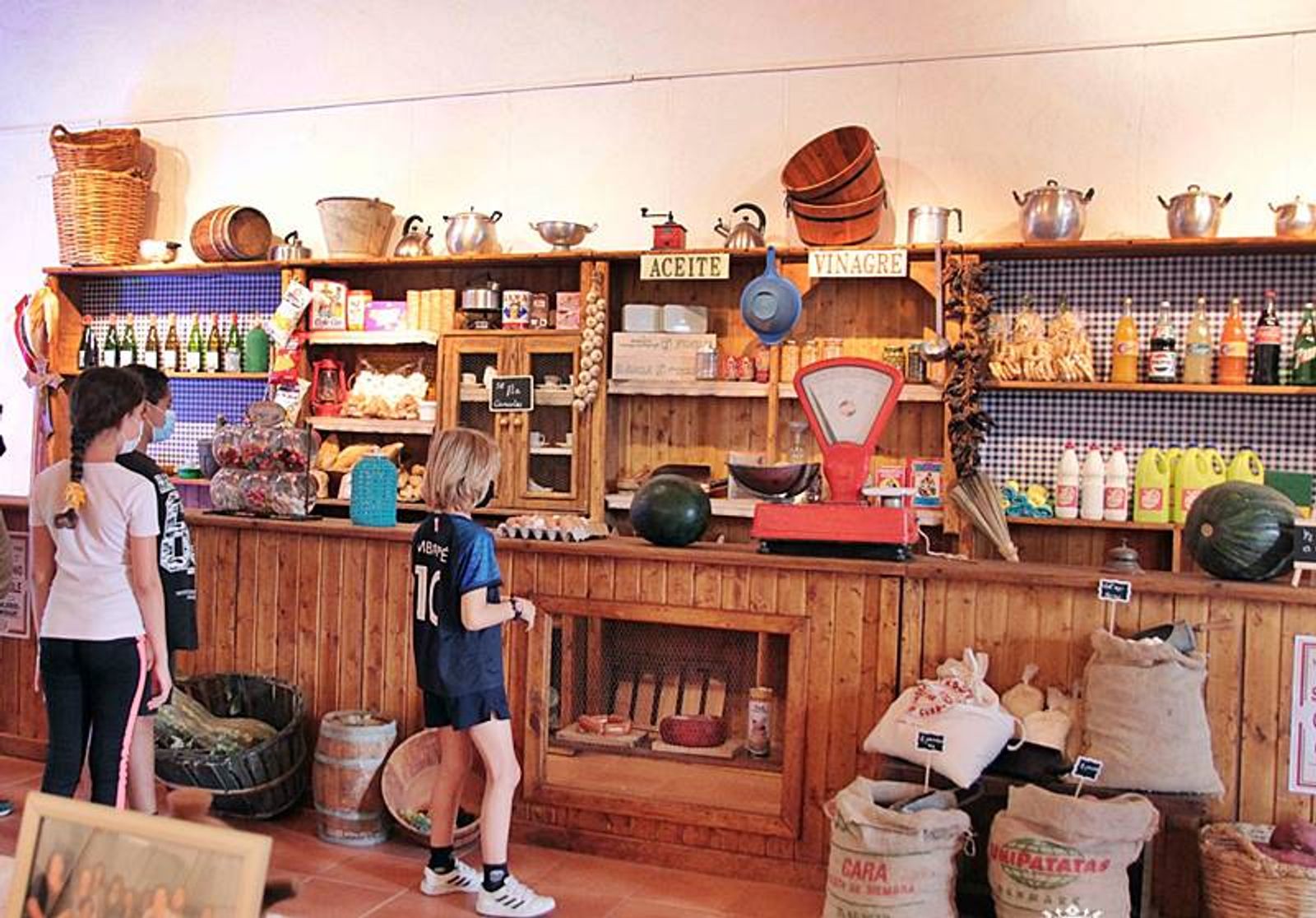Una recreación de las antiguas tiendas de “aceite y vinagre” puede visitarse en Tías
