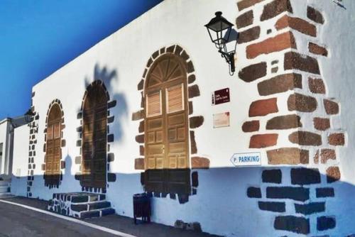 Teguise celebra el Festival de Cantautoría con poesía y música en directo