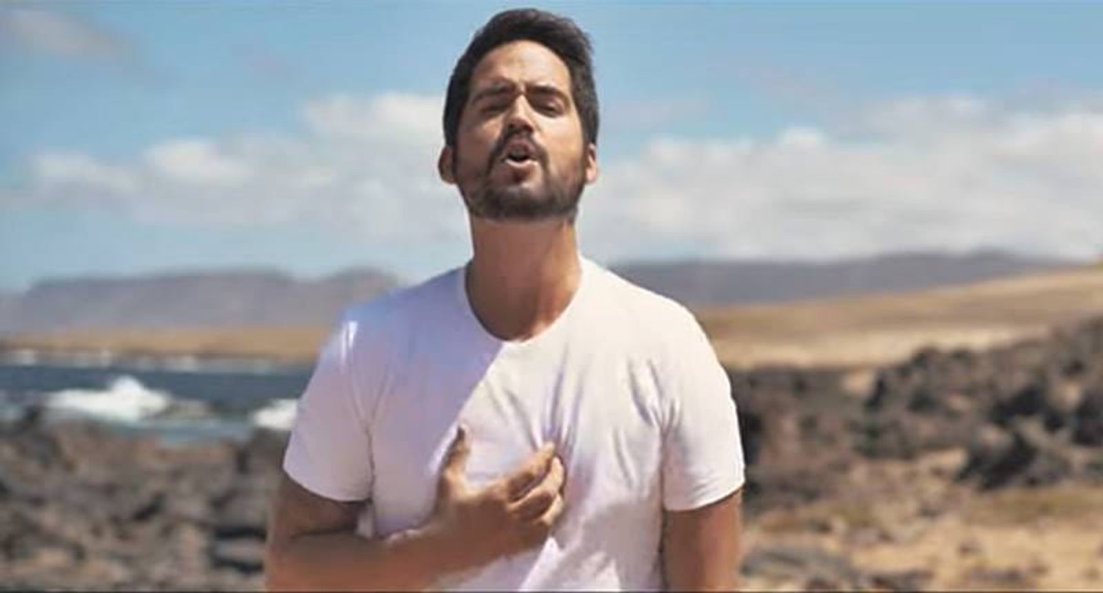 El músico lanzaroteño Israel Curbelo publica el videoclip de su canción ‘Llenos de color’