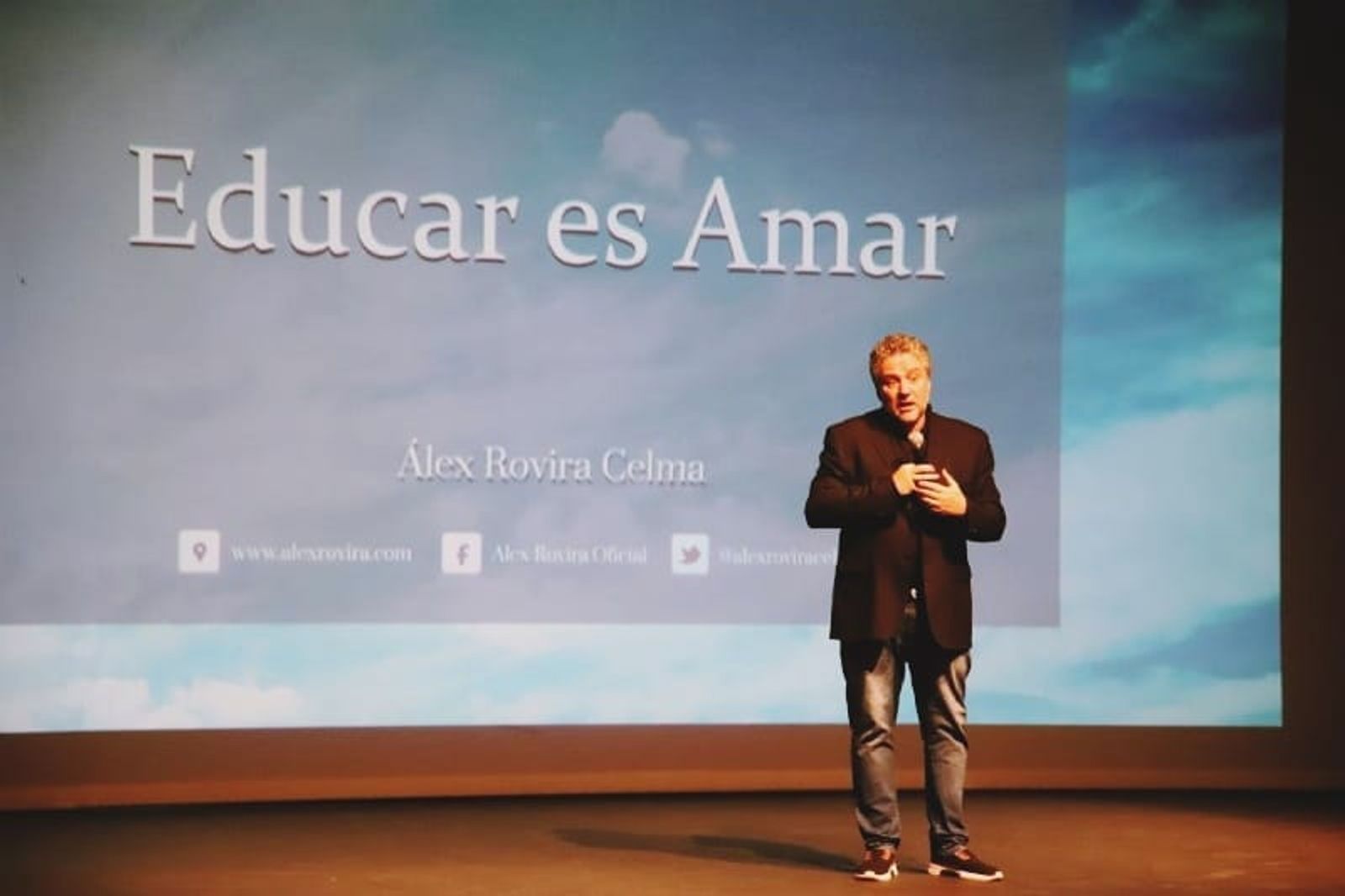 Un Teatro El Salinero al completo disfrutó con la conferencia ofrecida por Álex Rovira