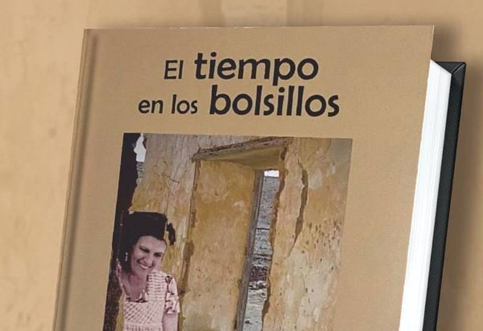 Begoña Hernández presenta su poemario “El tiempo entre los bolsillos”