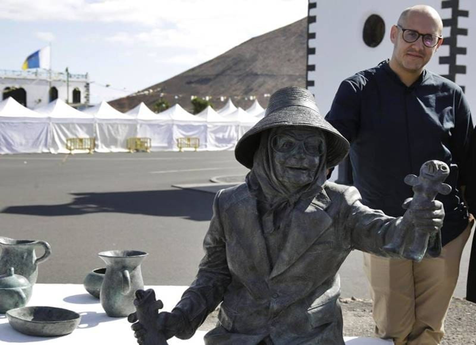 El escultor lanzaroteño Rigoberto Camacho estrena escultura dedicada a Doña Dorotea en Mancha Blanca