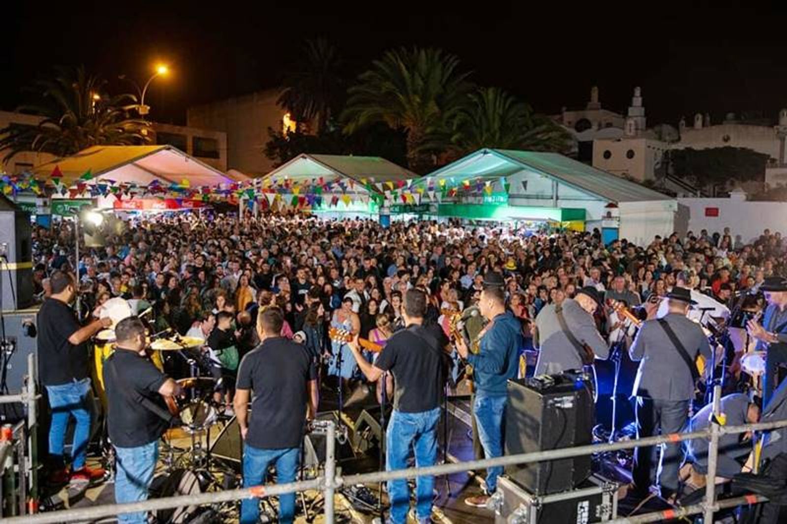 Servicio especial de guaguas para la última noche de las Fiestas de San Bartolomé