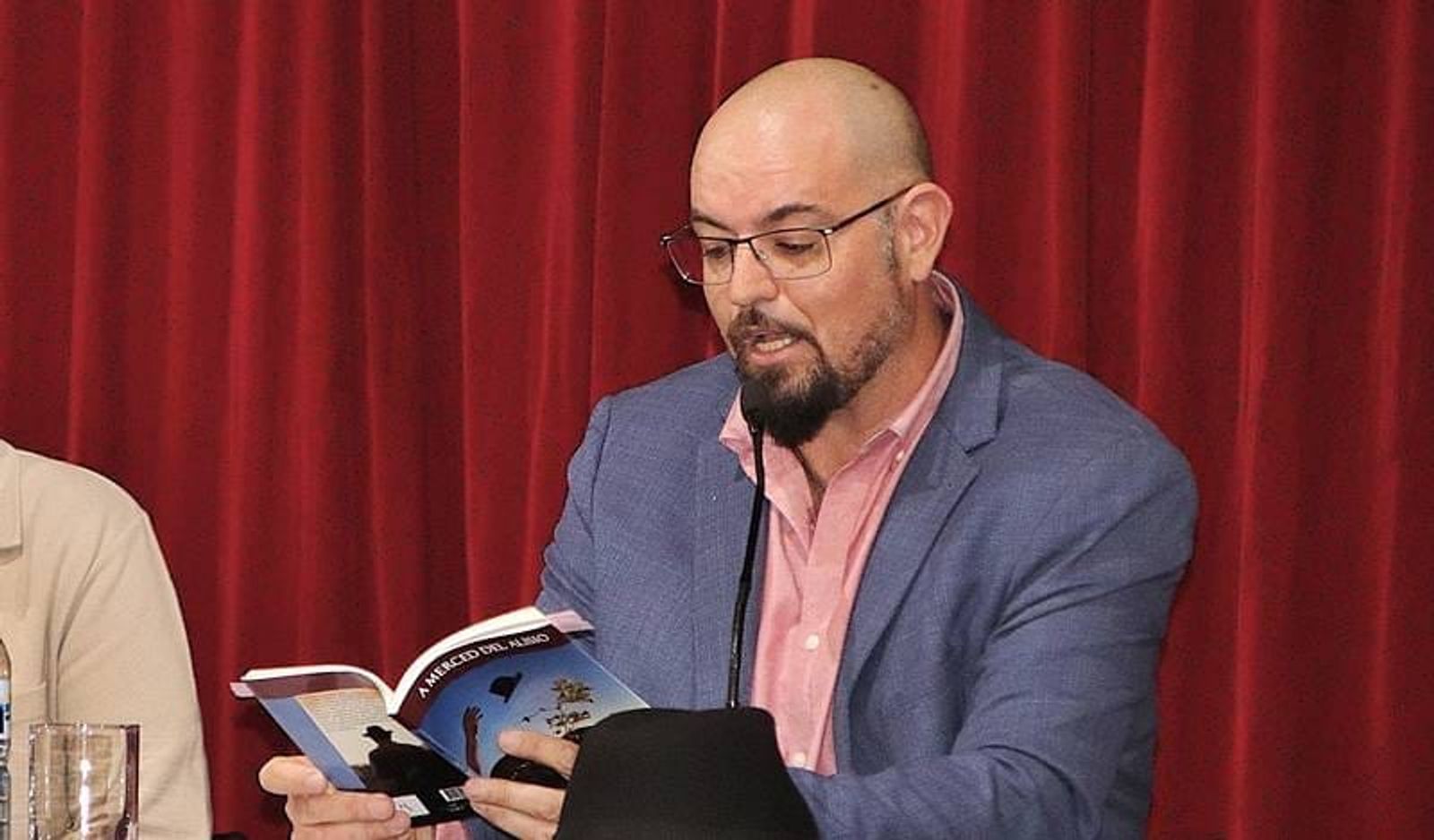 Nacho Romero presentó en Yaiza su poemario ‘A merced del alisio’