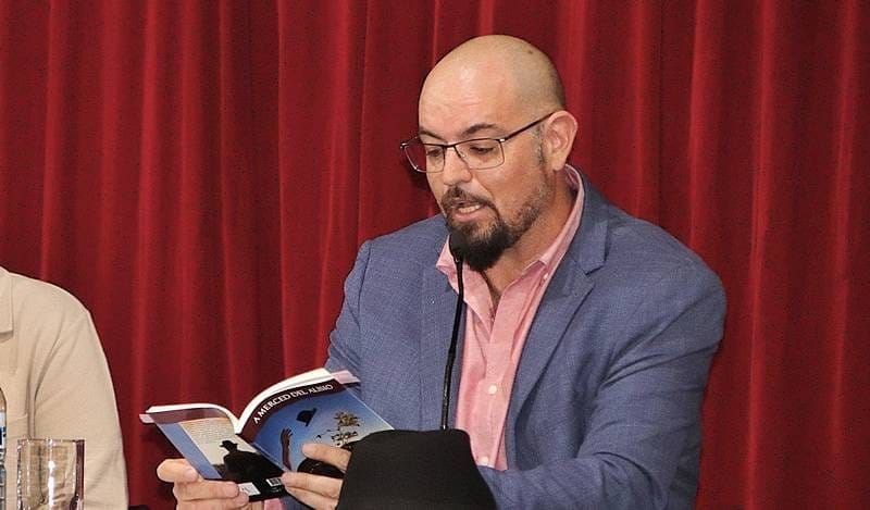Nacho Romero presentó en Yaiza su poemario ‘A merced del alisio’