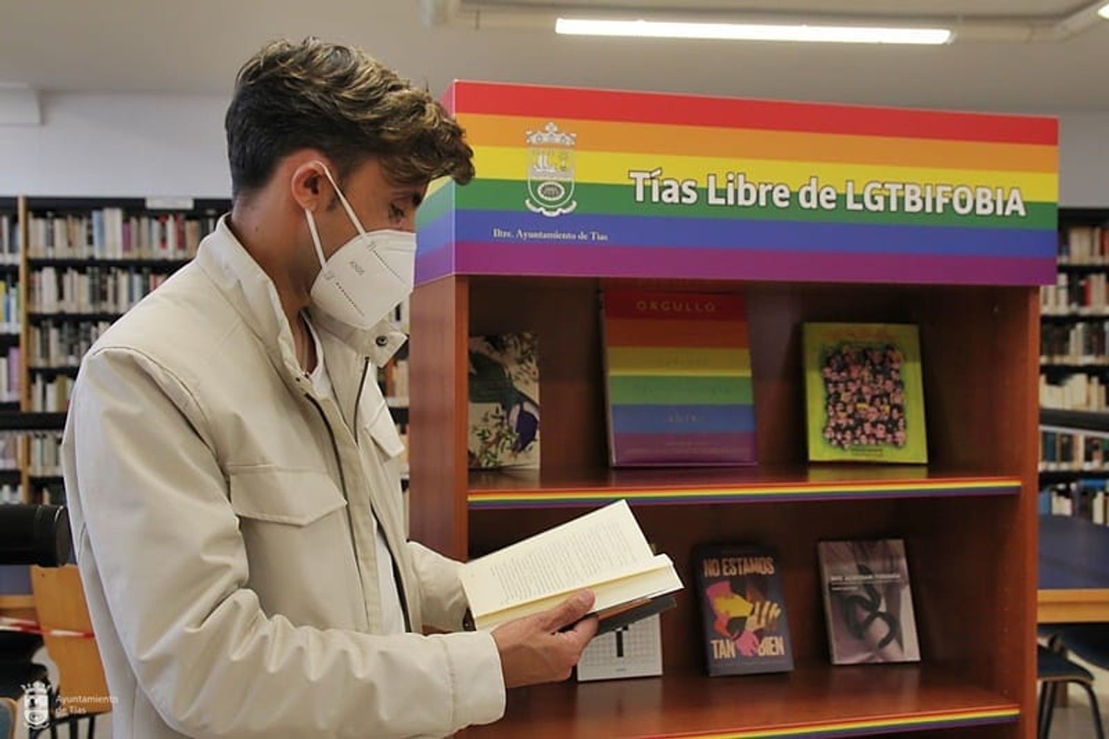 Tías añade al catálogo de sus bibliotecas 30 títulos de temática LGTBi