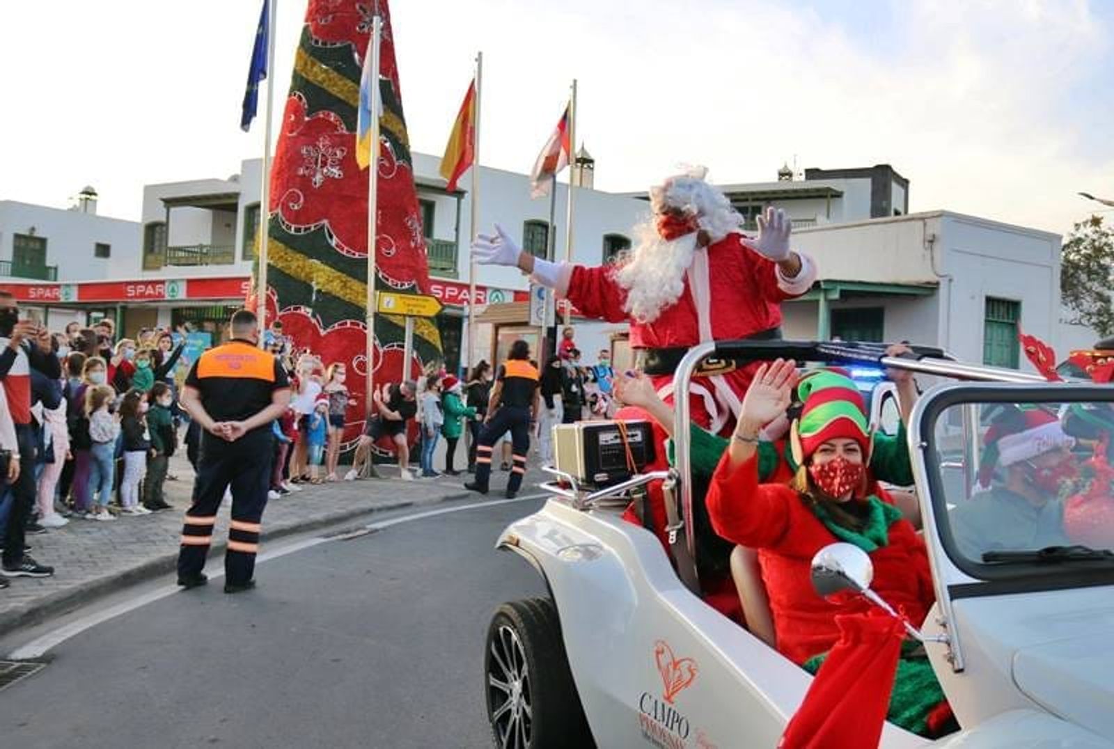 Papá Noel llega a Playa Blanca acompañado de mucha música