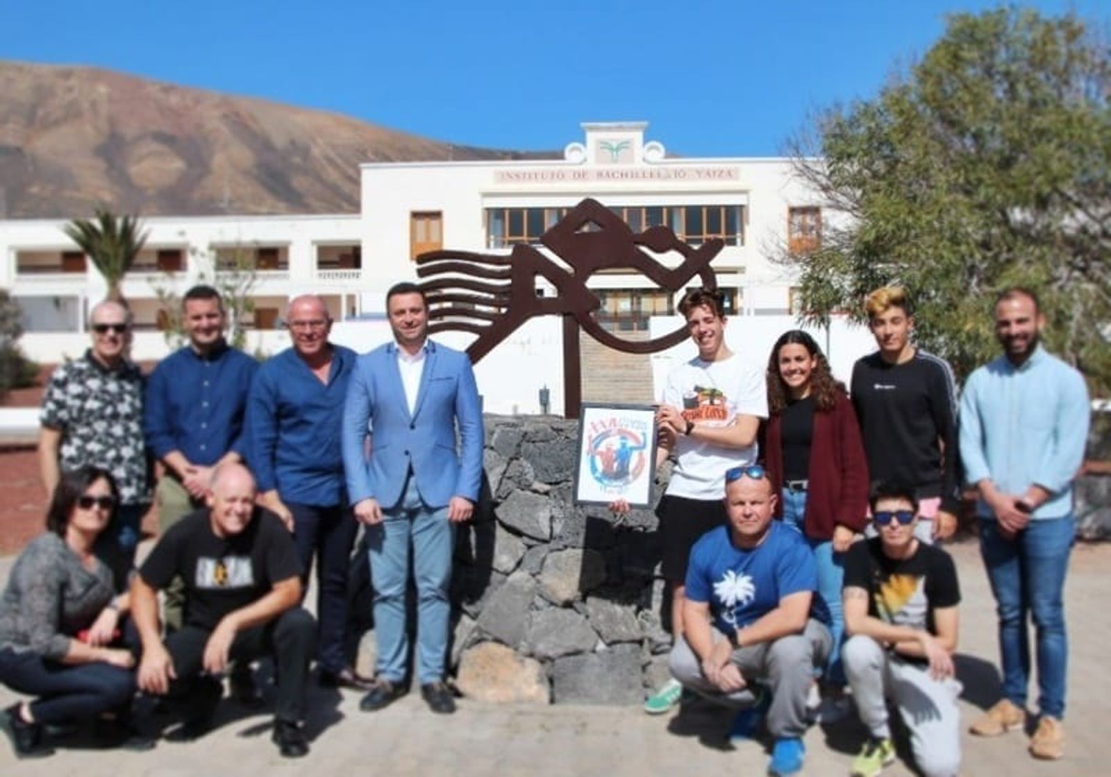 Una escultura conmemora el cuarto siglo de vida del triatlón del IES Yaiza