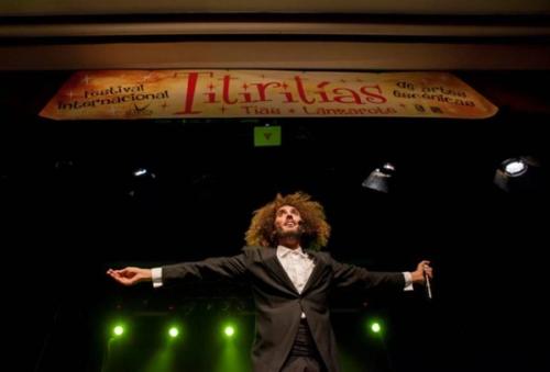Artistas de circo en actuación del festival Titiritías