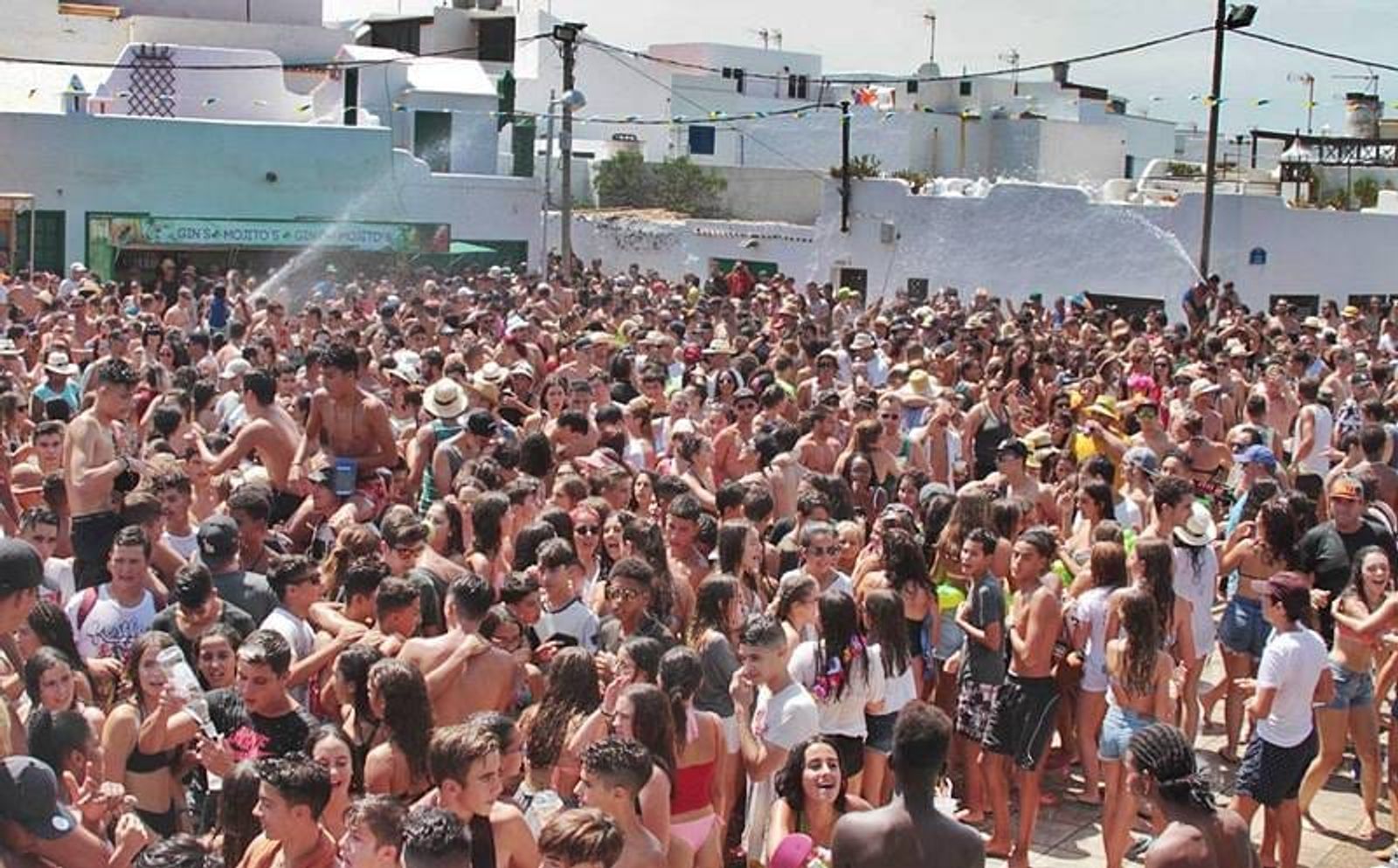 Las Fiestas de Famara comienzan este lunes con las verbenas nocturna y del agua como plato fuerte