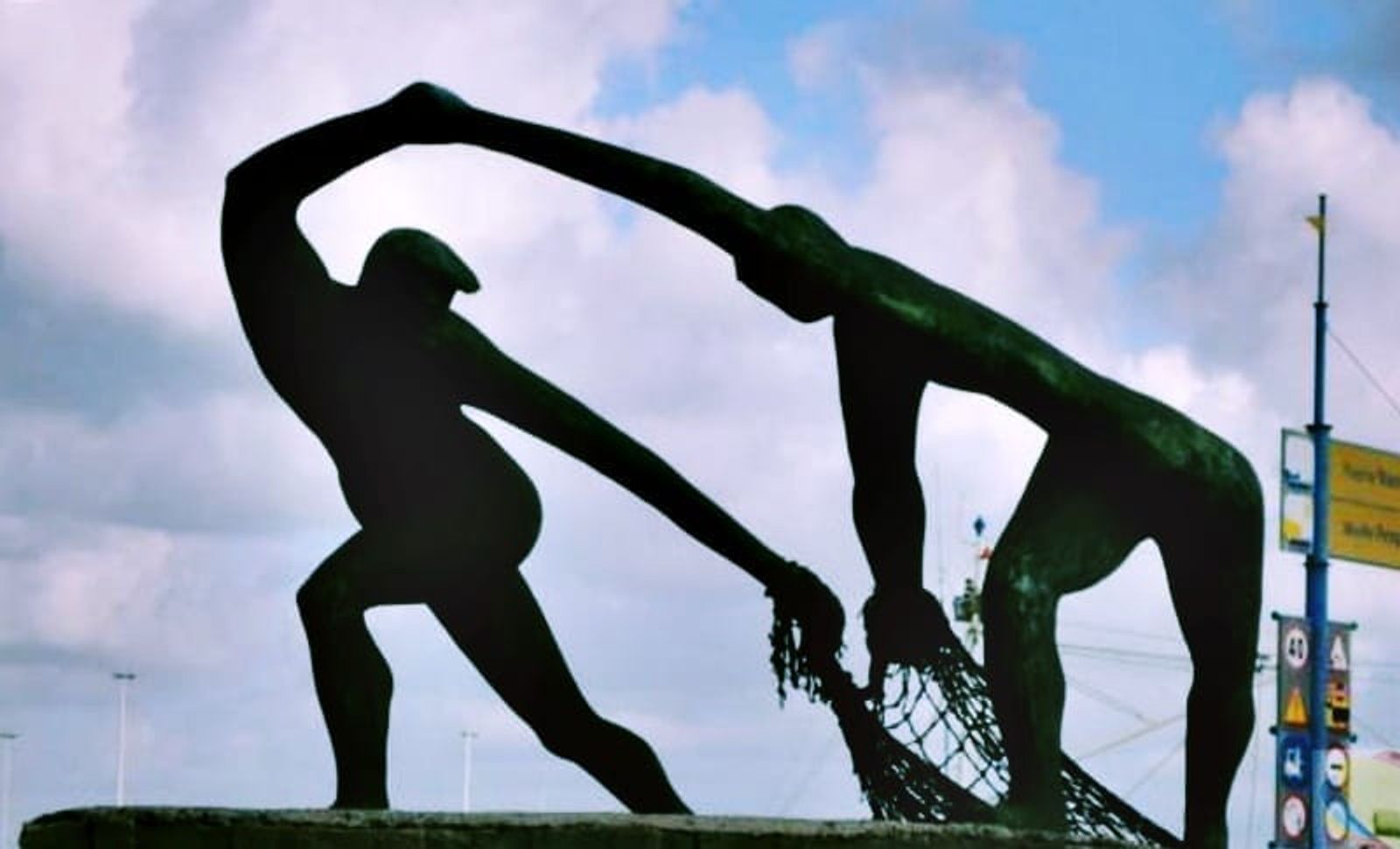 Vuelve a su lugar la escultura en homenaje a ‘Los Pescadores’