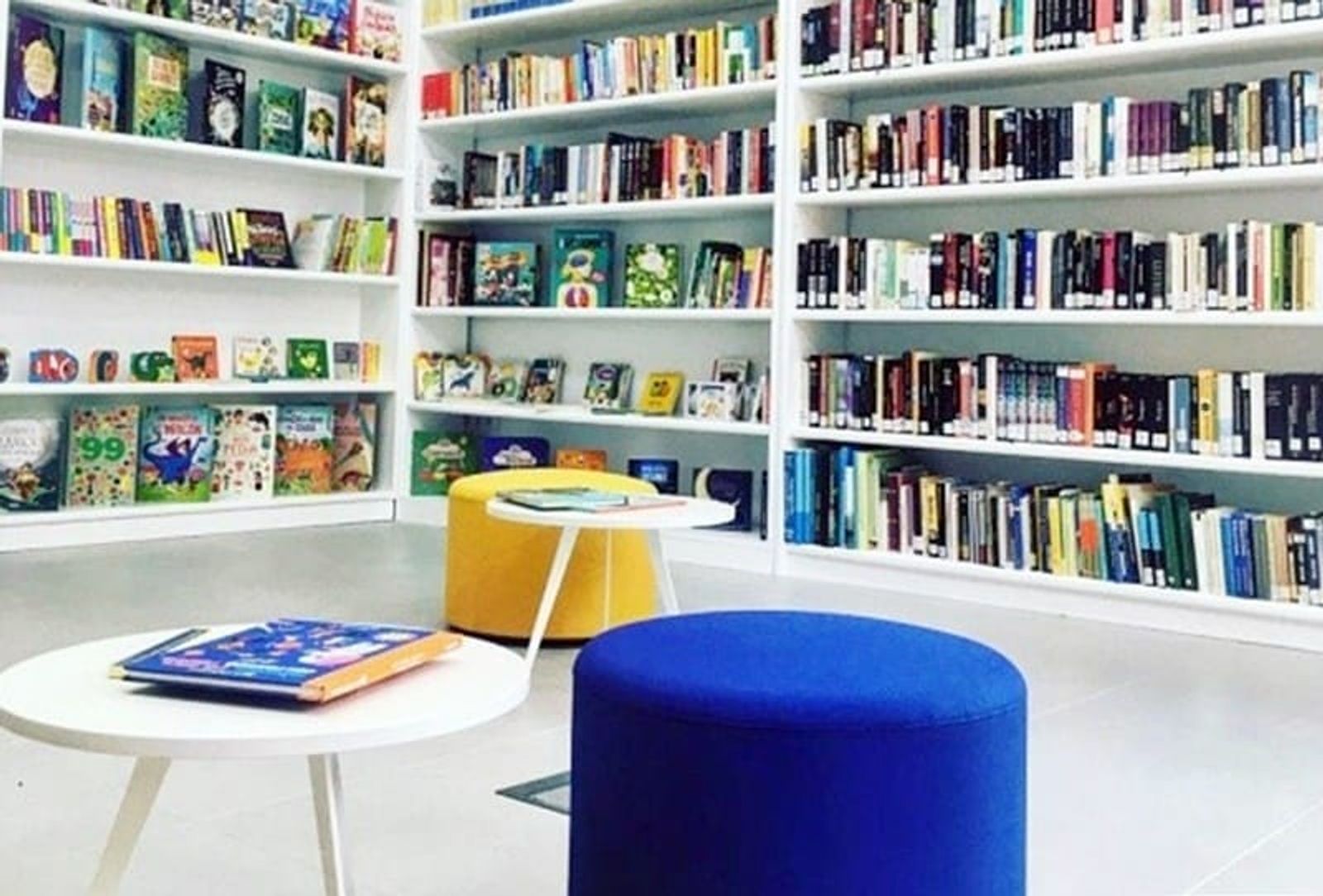 La población de Haría ya puede solicitar el carné de lector de la Biblioteca Municipal