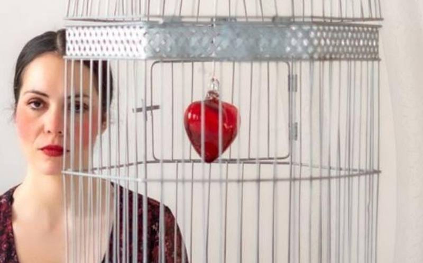 La obra ‘Muñeca’ invita a la reflexión sobre la libertad y la identidad