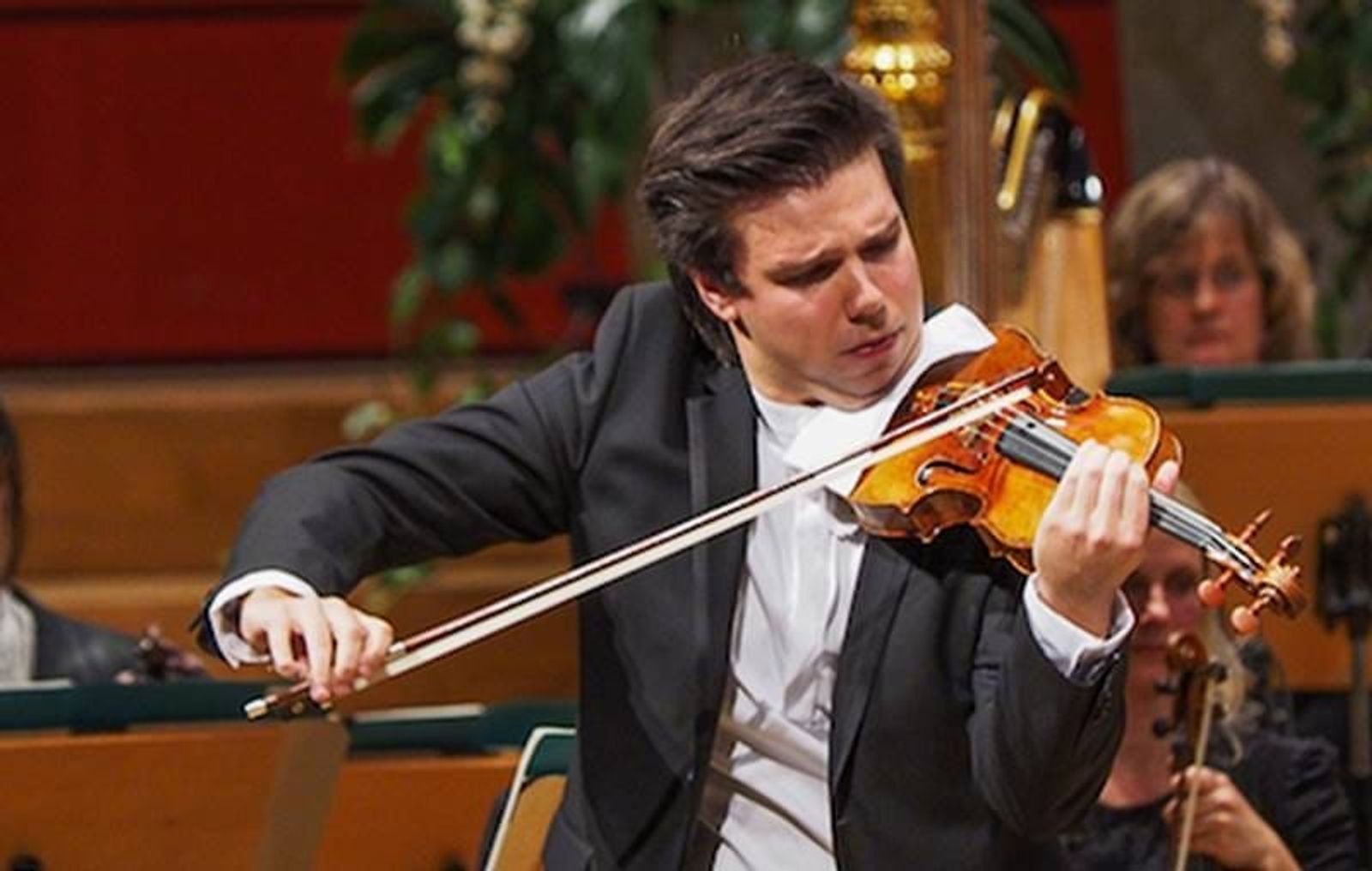 El violinista Sergei Dogadin acompaña a la Orquesta de Lituania en su concierto de Lanzarote