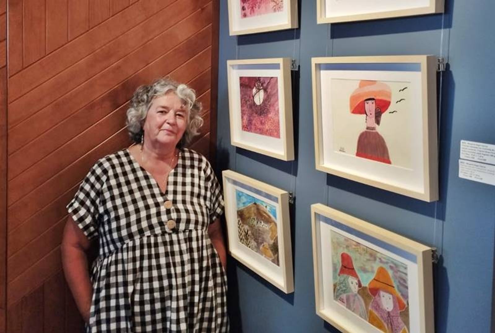 Margarita negro expone en Arrecife obras realizadas con cochinilla