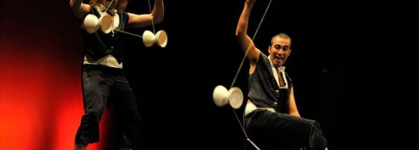 Los Hermanos Inconfundibles llevan su circo, rock y humor a El Salinero