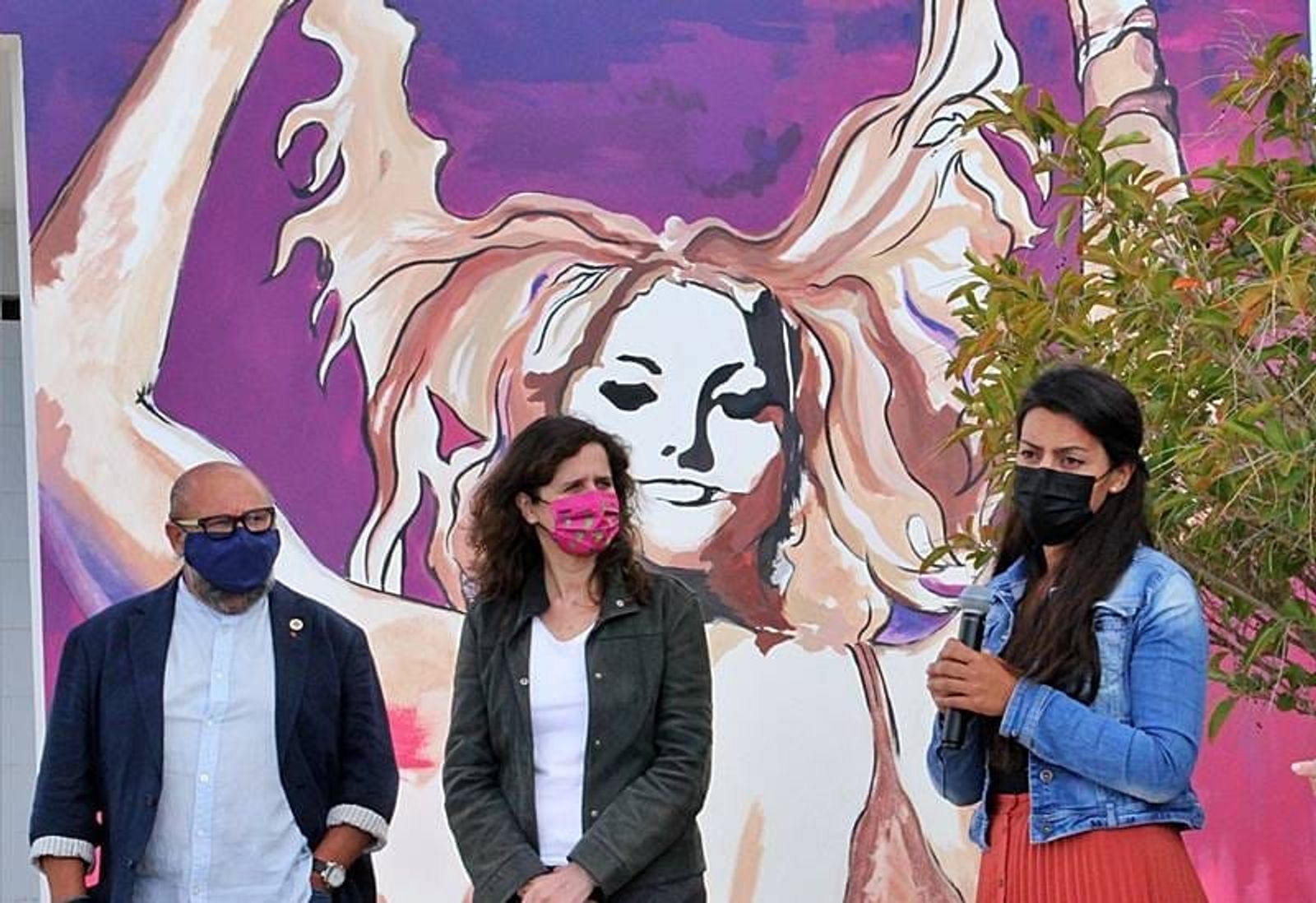 Tías estrena tres murales contra la violencia estética