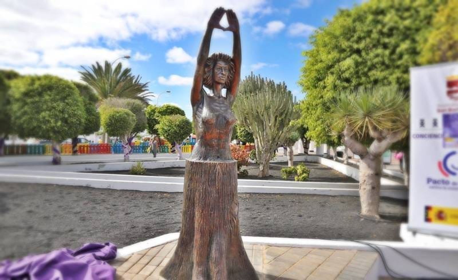 Una escultura homenajea a las víctimas de las violencia machista en Playa Honda