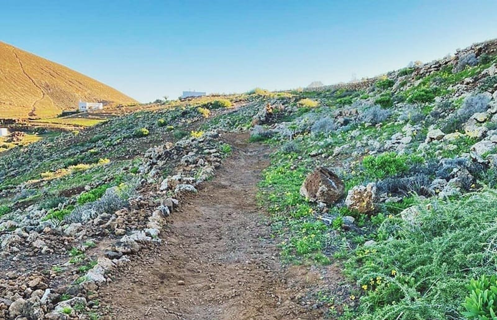 Yaiza prepara el diseño de una red de senderos que unan los pueblos del municipio