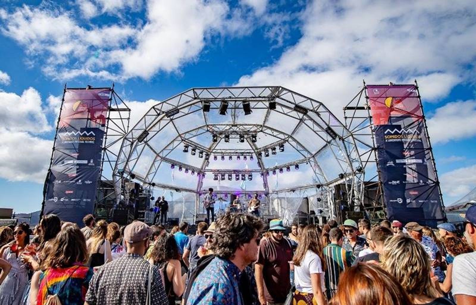 Aquí puedes recoger y recargar tu pulsera para Sonidos Líquidos 2026
