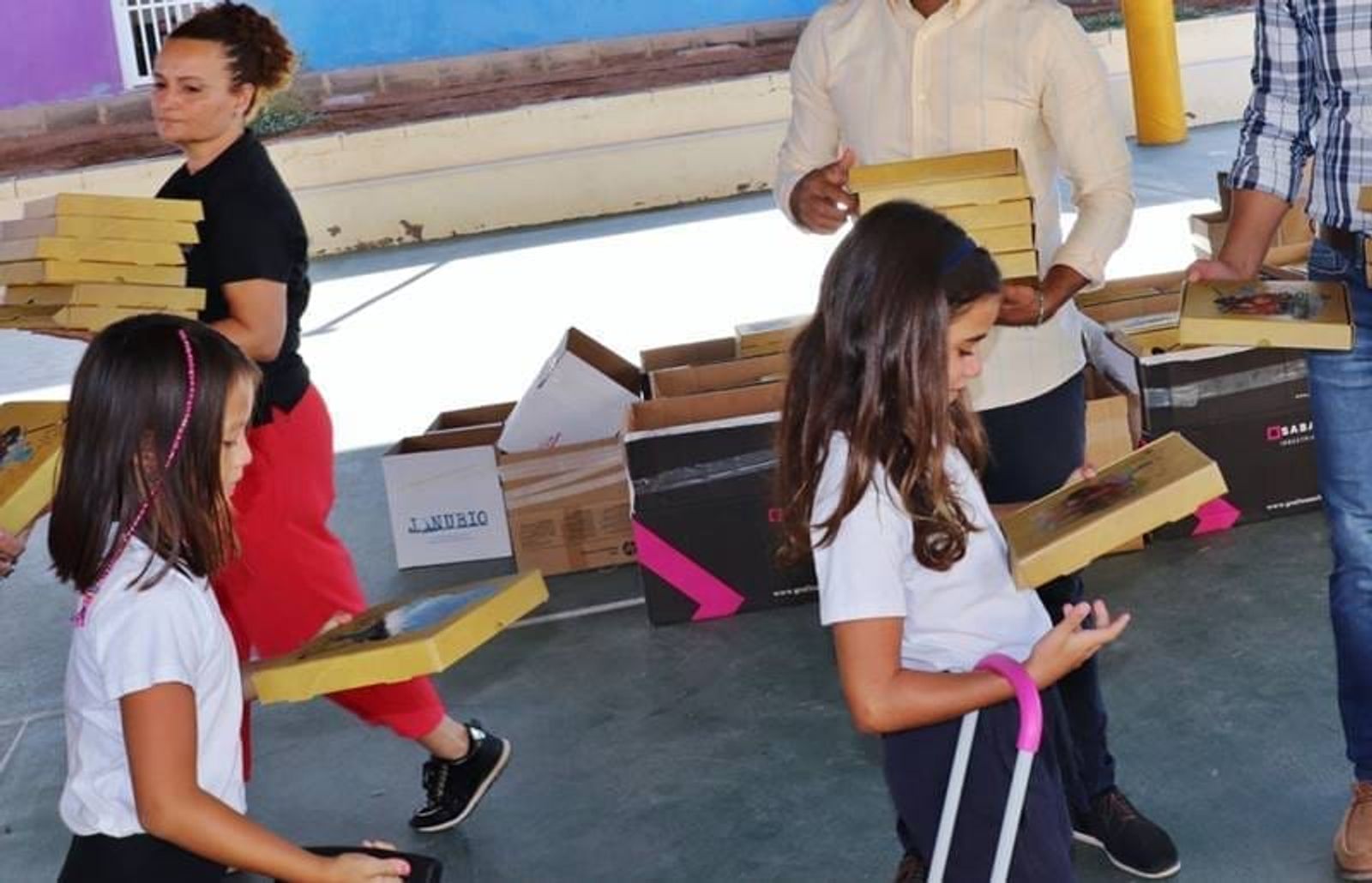 ‘Yaiza y el fantasma de Las Salinas’ es repartido entre los niños y niñas del municipio