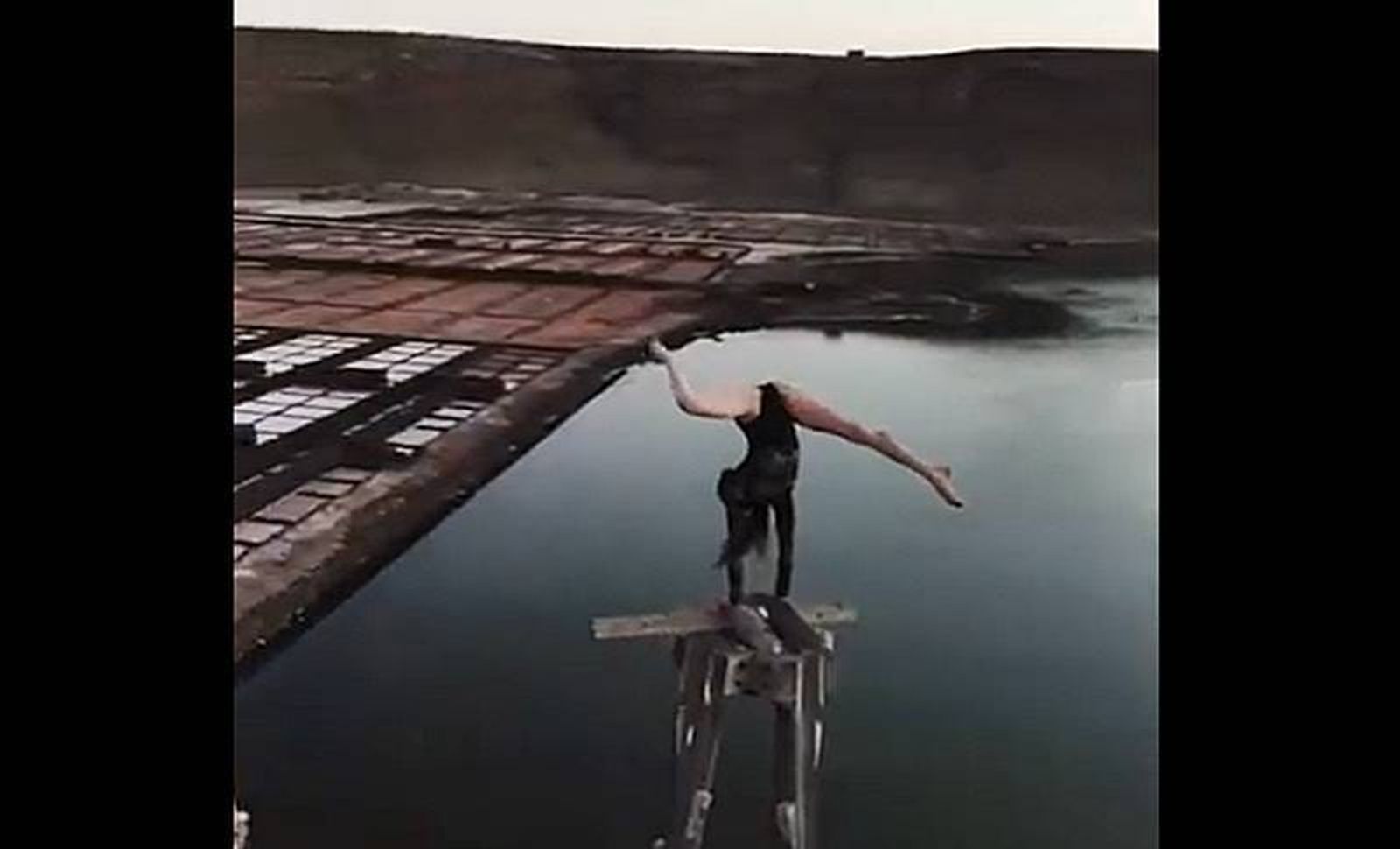 Una artista austriaca realiza arriesgadas acrobacias en las Salinas de Janubio