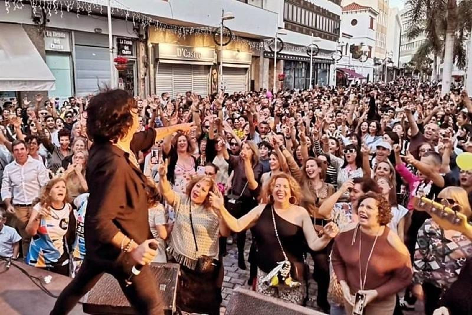 Arrecife celebra la tardevieja con mucha música y diversión