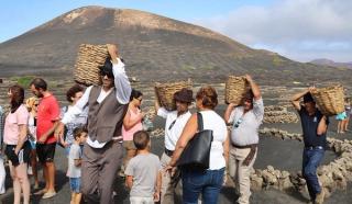 La Geria celebra un fin de semana de vino, gastronomía y parrandas con su tradicional vendimia