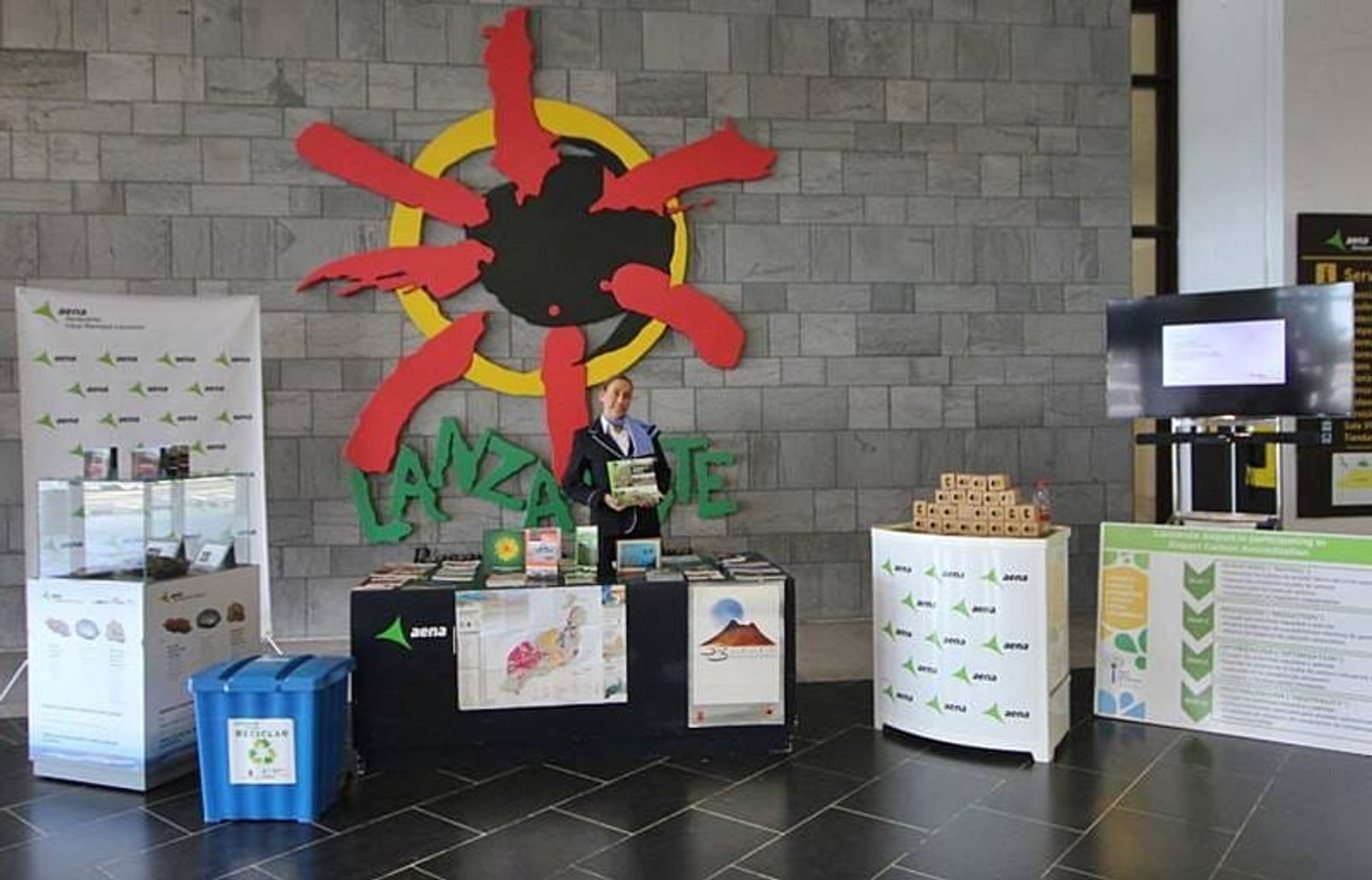 El Aeropuerto César Manrique-Lanzarote celebra el Día Mundial de la Educación Ambiental con una exposición informativa