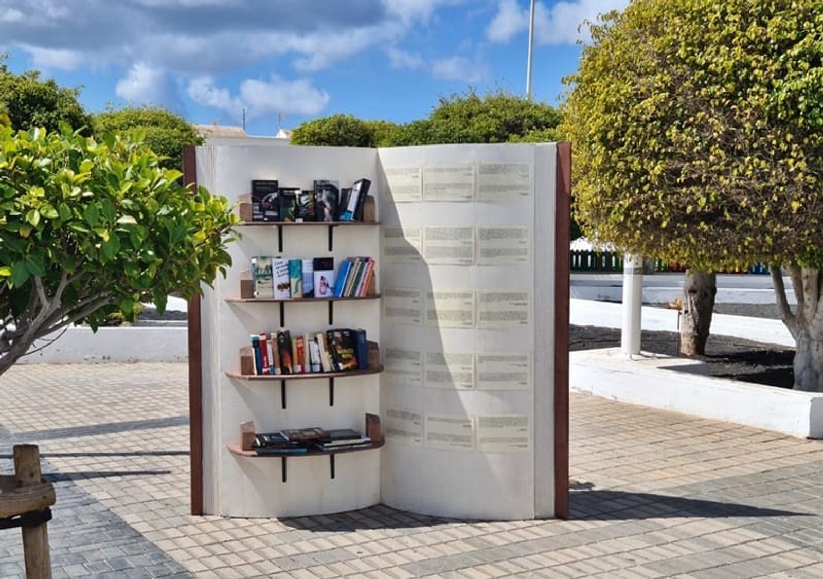 San Bartolomé instala dos puestos para leer e intercambiar libros en la calle