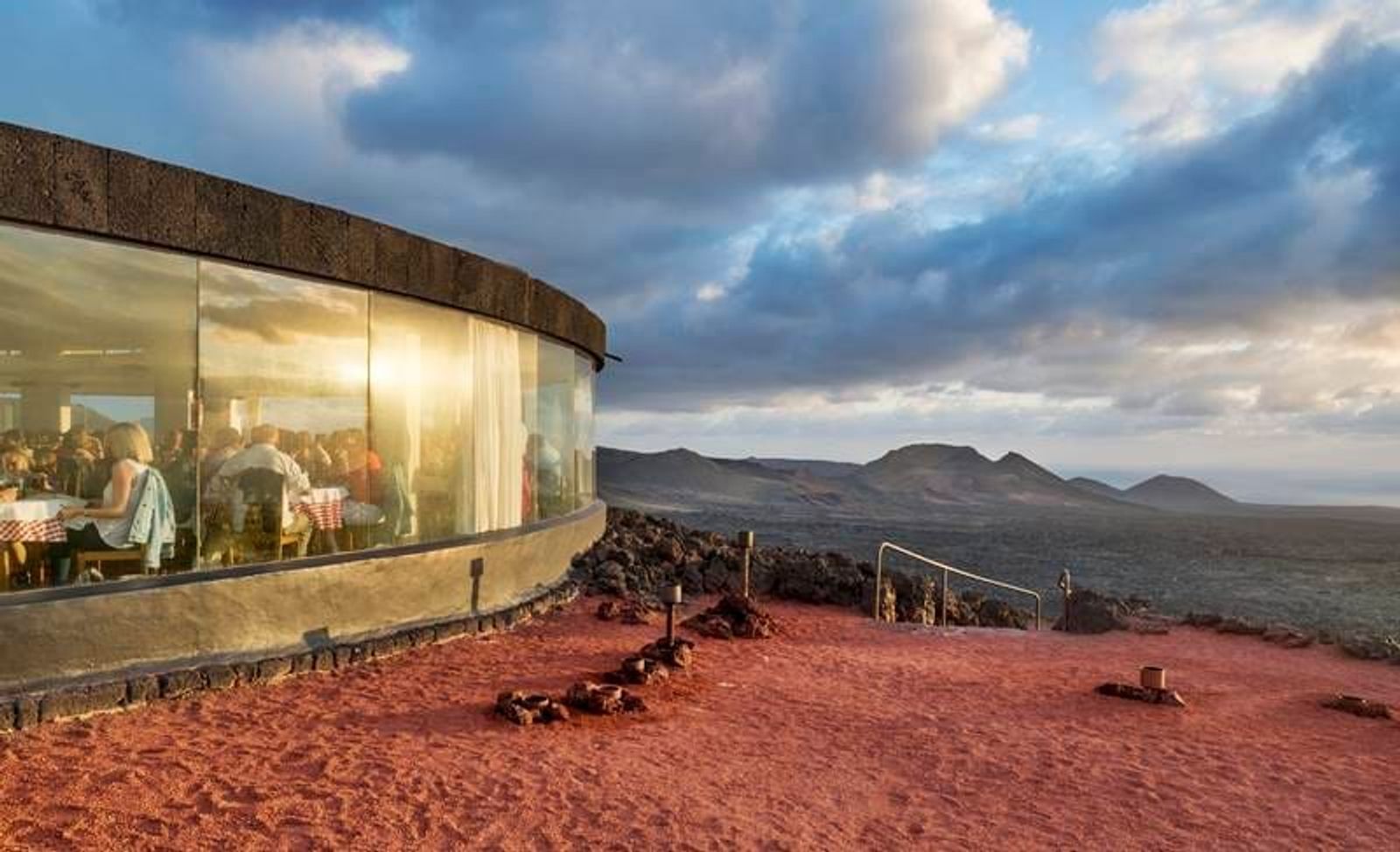 El restaurante El Diablo y el Castillo de San José incluidos en la Guía Repsol