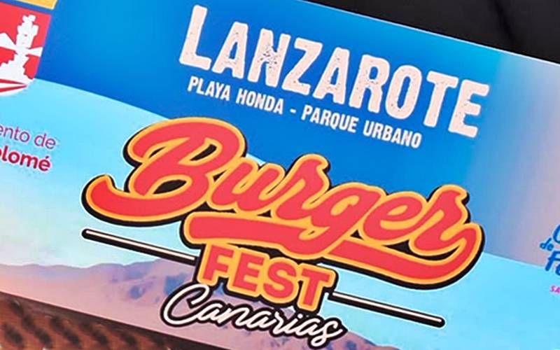 Cartel del Burger Fest Canarias en el Parque Urbano de Playa Honda, con letras rojas sobre fondo azul.