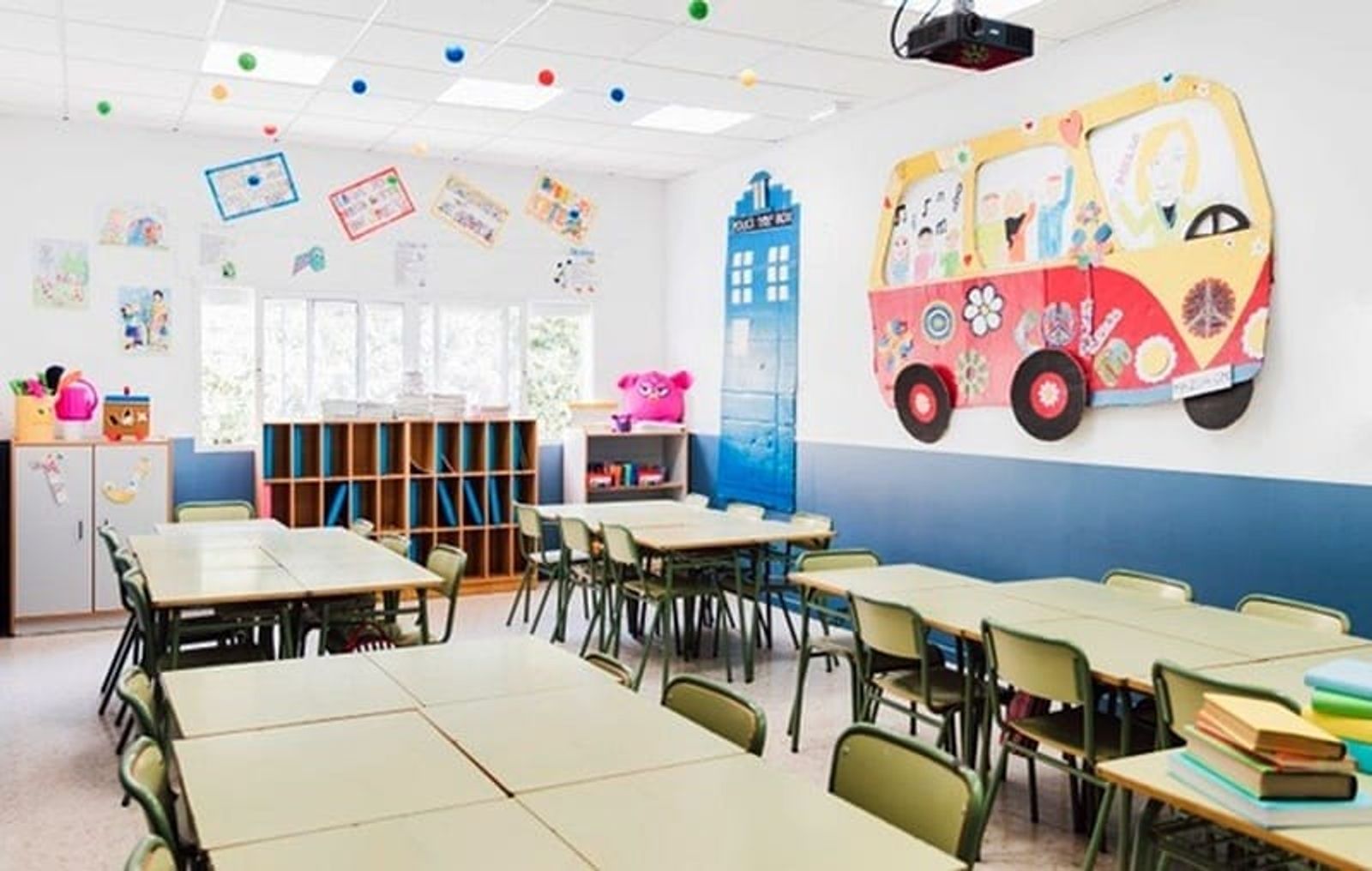 Haría repartirá a domicilio los libros que los alumnos dejaron en clase