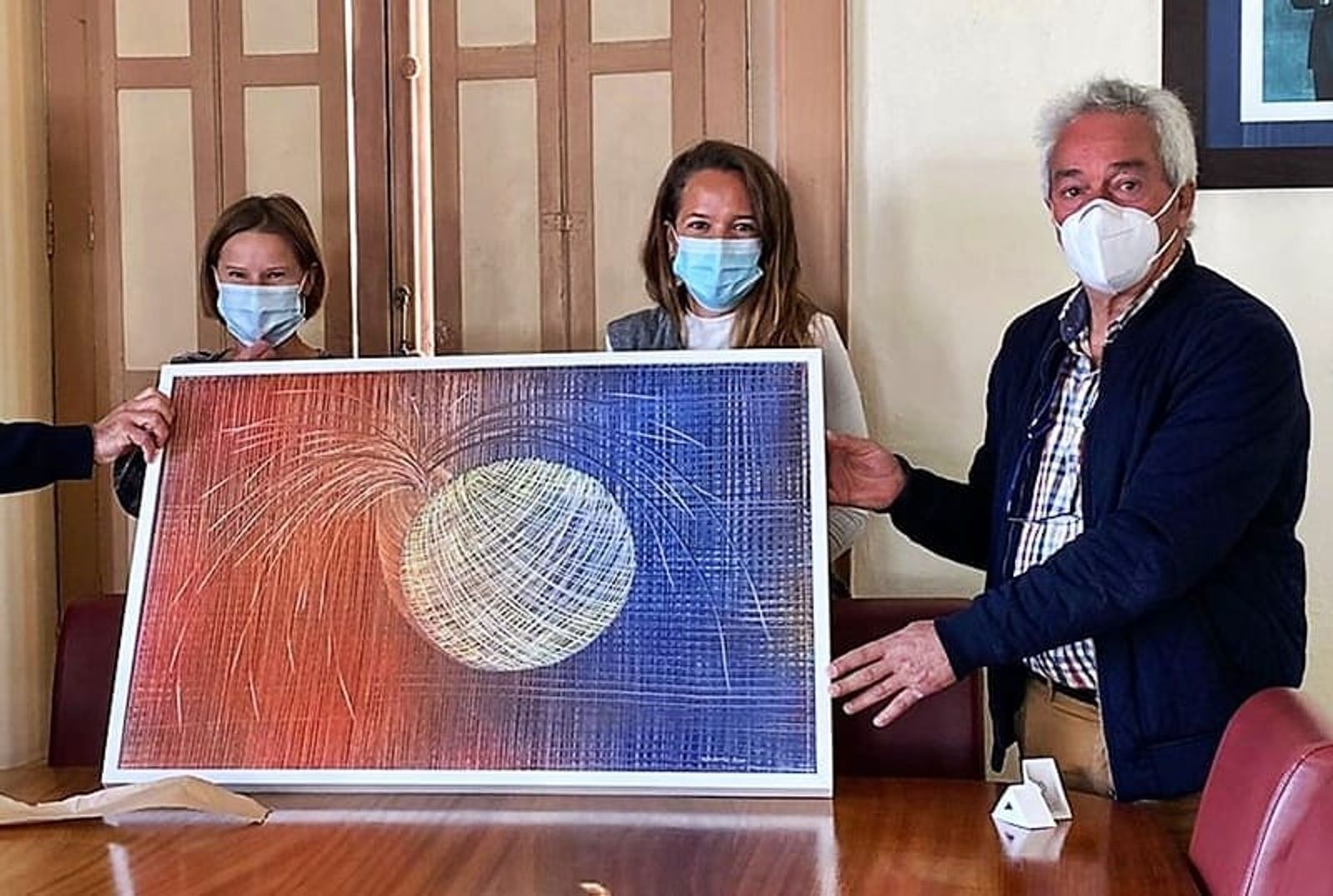 La artista Zuzanna Wiśniewska dona un cuadro al municipio de Haría
