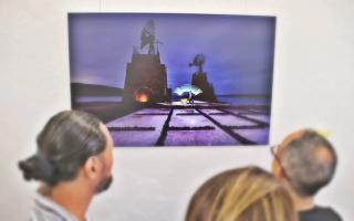 La Casa de la Cultura de Yaiza exhibe la magia del lightpainting en la exposición ‘Yaiza es luz’