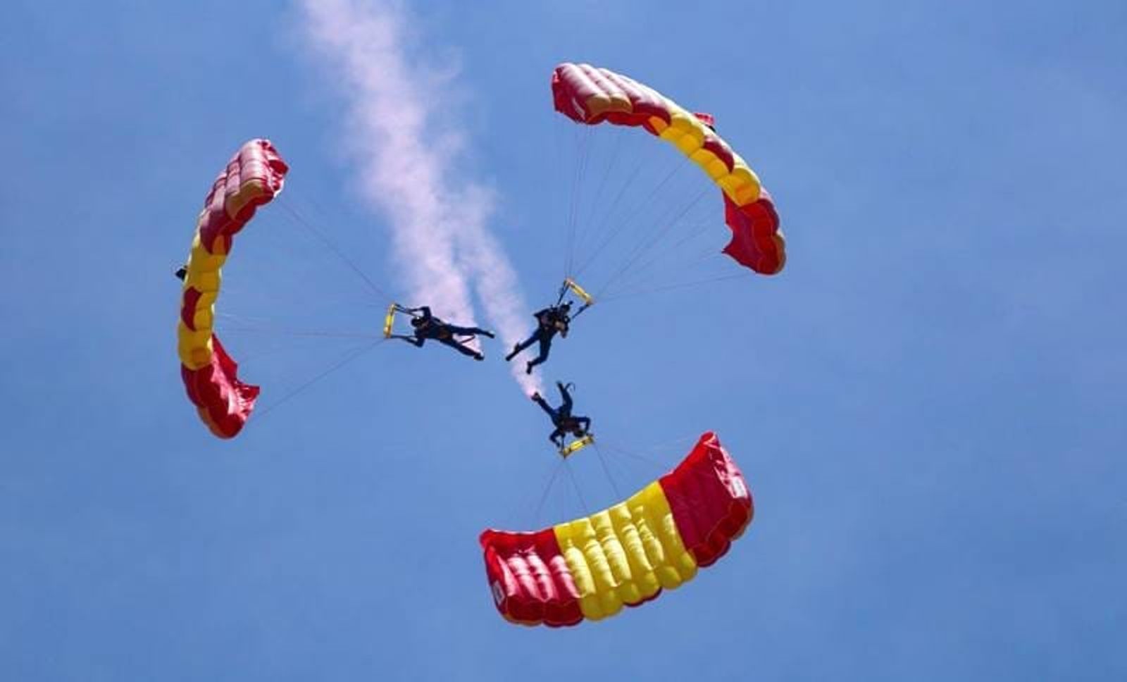 Acrobacias paracaidistas en Costa Teguise