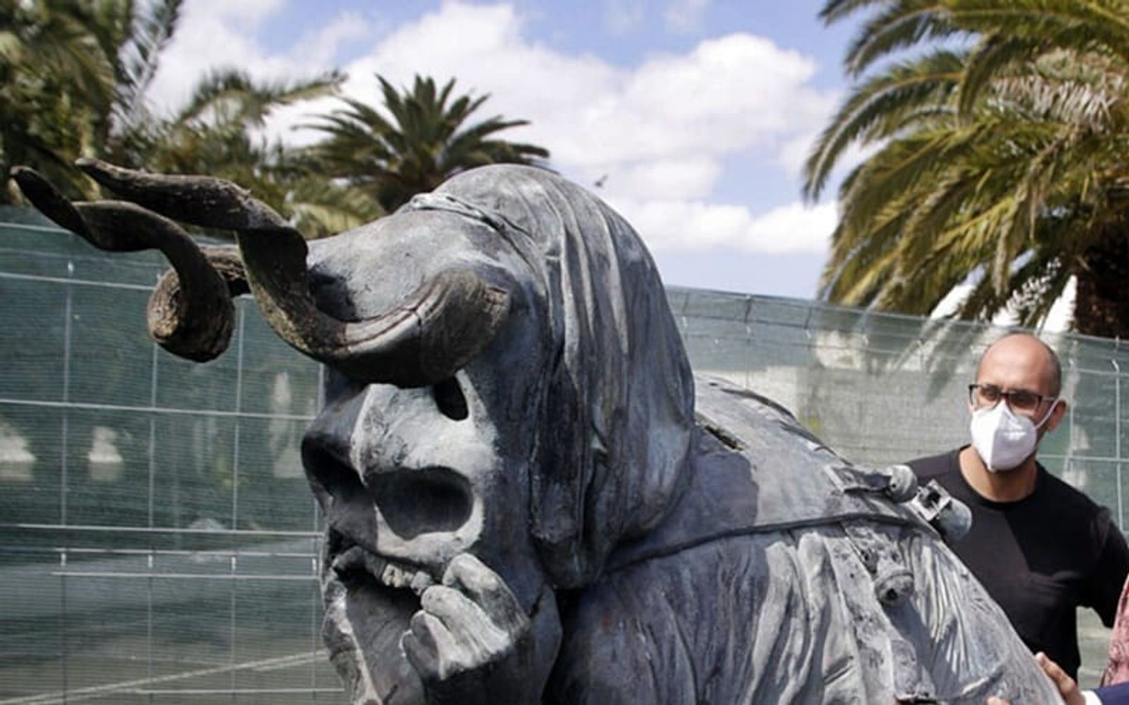 El escultor Rigoberto Camacho pone a punto las obras que expone en las calles de Teguise