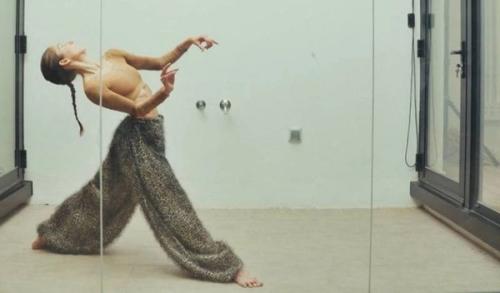 Paula Quintana convierte El Almacén en un espacio vivo con su danza ‘Irse al limbo’