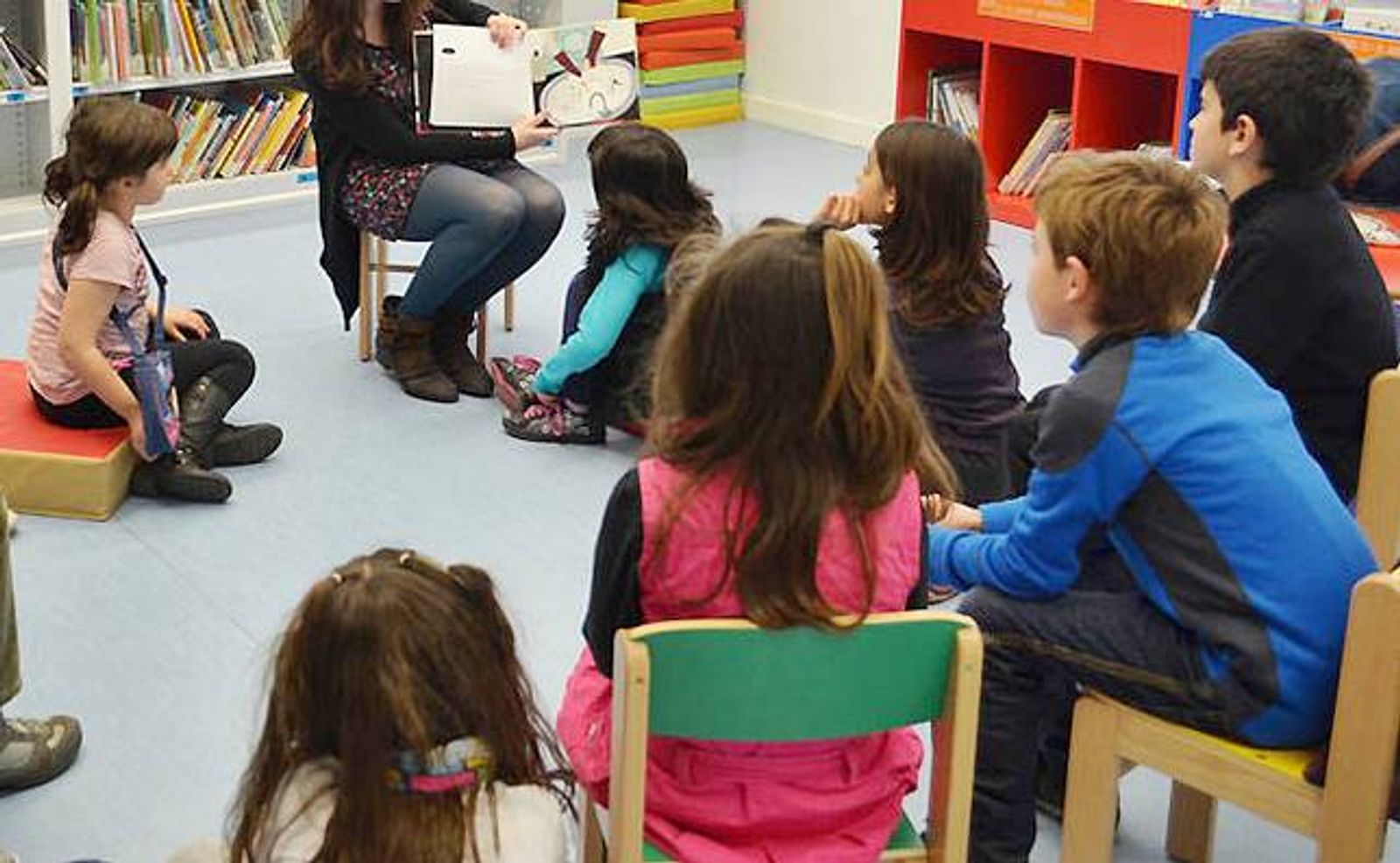Bárbara Turturro dirige un taller de arte y lectura para los más pequeños